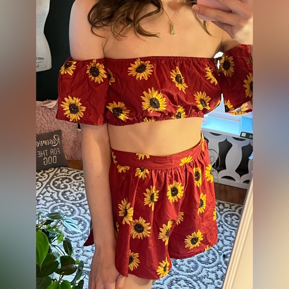 Adorable 2-piece sunflower set ✨ - Picture 2 of 3